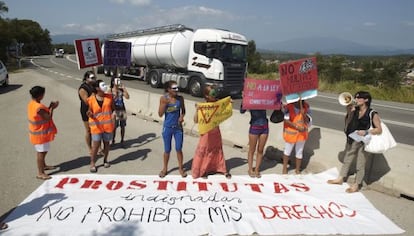 Un grupo de prostitutas, ayer durante su protesta junto a la N-II, en Tordera.