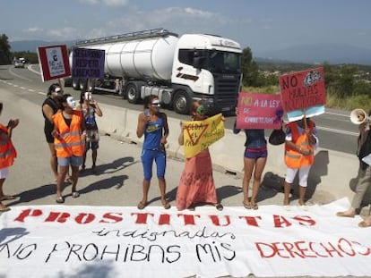 Un grupo de prostitutas, ayer durante su protesta junto a la N-II, en Tordera.