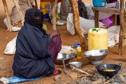 Una mujer prepara patatas fritas en el mercado. Los refugiados han desarrollado pequeños comercios en los casi 25 años que el campo lleva abierto, gracias a la ayuda que les llega de sus parientes en otros países o de pequeños empleos que obtienen en ONG.