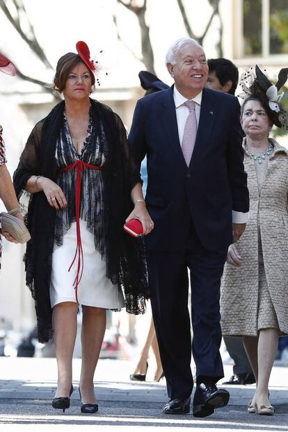 Fernando Fitz-James Stuart, de 28 años, se ha casado este sábado en Madrid con Sofía Palazuelo tras cinco años de relación. En la imagen, el exministro de Exteriores José Manuel García-Margallo, y su esposa, María Isabel Barreiro, llegan a la boda.