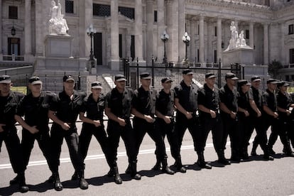 La manifestación se ha encontrado con un gran despliegue de fuerzas de seguridad que tenían el encargo de cuidar una de las obsesiones del Gobierno: que el tránsito de la capital no se corte por las manifestaciones. En la imagen, policías antidisturbios en la plaza de Congreso.