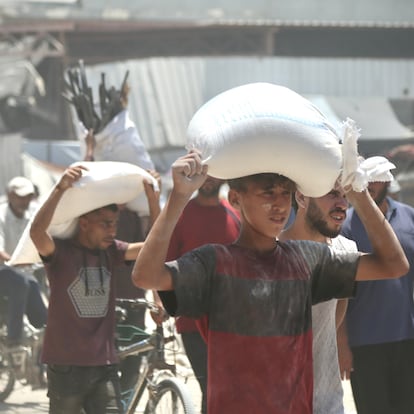 23 July 2025, Palestinian Territories, Khan Younis: Palestinians walk carrying sacks of flour that were taken from a raided truck carrying foodstuffs, in Khan Yunis in the southern Gaza Strip. Photo: Abdallah Alattar/APA Images via ZUMA Press Wire/dpa
Abdallah Alattar/APA Images via / DPA
23/07/2025 ONLY FOR USE IN SPAIN