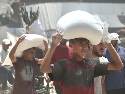 23 July 2025, Palestinian Territories, Khan Younis: Palestinians walk carrying sacks of flour that were taken from a raided truck carrying foodstuffs, in Khan Yunis in the southern Gaza Strip. Photo: Abdallah Alattar/APA Images via ZUMA Press Wire/dpa
Abdallah Alattar/APA Images via / DPA
23/07/2025 ONLY FOR USE IN SPAIN