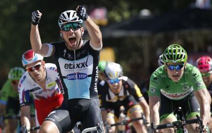 Cavendish pasa por la l&iacute;nea de meta delante de Greipel (derecha).