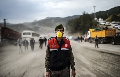 Un soldado hace guardia en la zona de entrada a la mina donde se llevan a cabo las labores de rescate de los mineros atrapados tras la explosión.