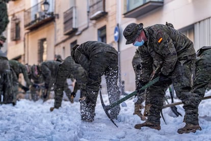 La Unidad Militar de Emergencias (UME) y la Brigada Paracaidista (BRIPAC) del Ejército de Tierra están desplegados desde esta noche en Toledo para efectuar trabajos de limpieza y conexión de vías y, sobre todo, para garantizar el servicio del AVE Madrid-Toledo y la movilidad en el casco histórico.