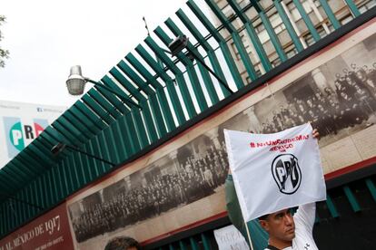 Una protesta afuera de la sede del PRI en la Ciudad de M&eacute;xico. 