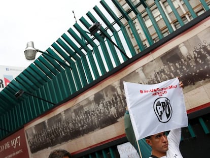 Una protesta afuera de la sede del PRI en la Ciudad de M&eacute;xico. 