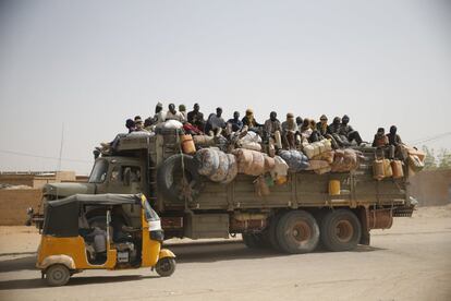 Un grupo de migrantes y sus pertenencias se api?an en un camin con destino a Europa. Parten de la ciudad nigerina de Agadez, kilmetro cero de las rutas de migrantes africanos que sue?an con alcanzar el viejo continente. Para ello, primero tendrn que alcanzar Libia, donde el desgobierno reinante tras la cada del dictador Gadafi ha facilitado el trabajo a contrabandistas y traficantes de personas.