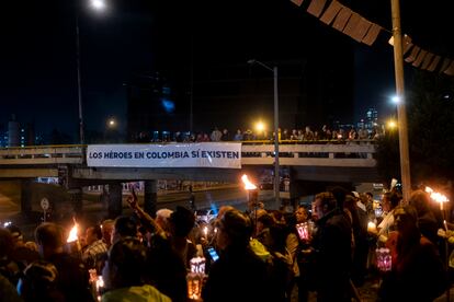 Opositores del Gobierno en el plantón de antorchas, el 2 de octubre en Bogotá (Colombia).