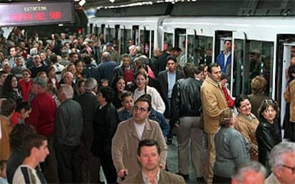 Los primeros usuarios del <i>metrosur,</i> inaugurado ayer, en la estación Puerta del Sur, en Alcorcón.
