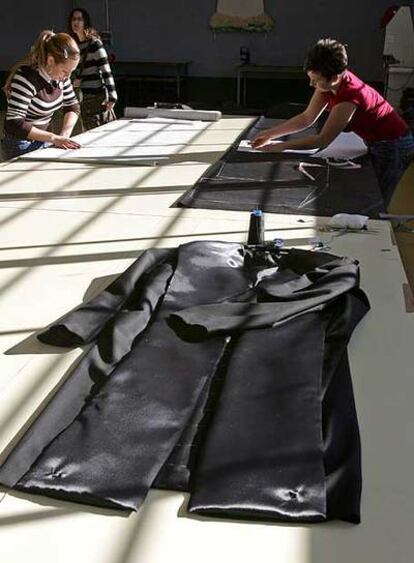 Dos reclusas confeccionan las togas en Alcalá-Meco.