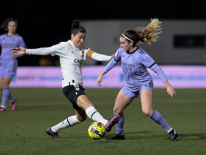 La capitana del Valencia  Marta Carro controla la pelota durante el partido contra el Real Madrid de la primera división femenina.