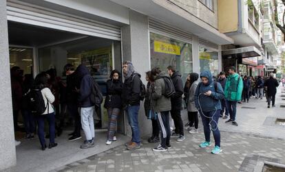 Decenas de personas hacen cola este jueves en una oficina de Correos de la capital para poder votar por correo en las elecciones del próximo 28A.