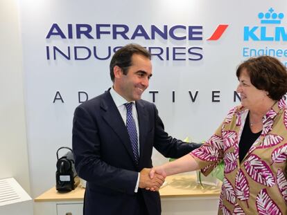 El consejero delegado de Volotea, Carlos Muñoz, con la vicepresidenta de Air France-KLM Engineering & Maintenance,  Anne Brachet.