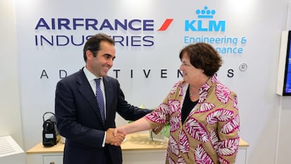 El consejero delegado de Volotea, Carlos Muñoz, con la vicepresidenta de Air France-KLM Engineering & Maintenance,  Anne Brachet.