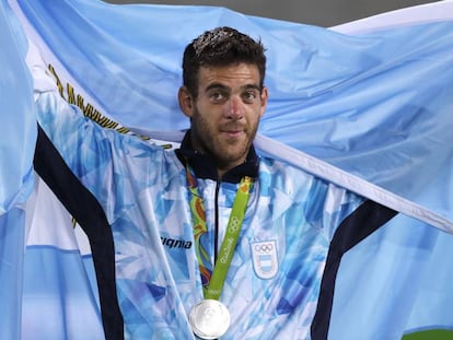 El tenista Juan Mart&iacute;n del Potro al recibir la medalla de plata. 