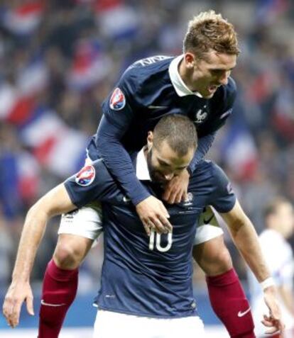 Griezmann felicita a Benzema tras su gol a Armenia.