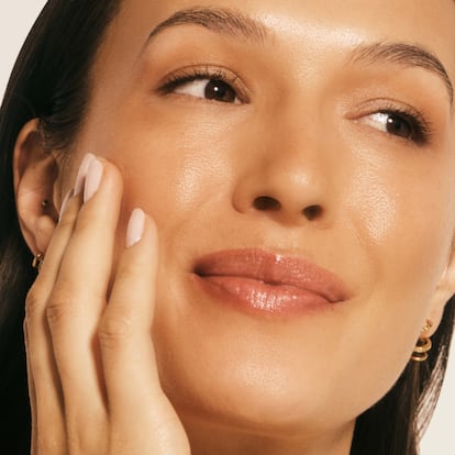 Artículo de EL PAÍS Escaparate sobre el cuidado facial después del verano con cosméticos de Atashi.