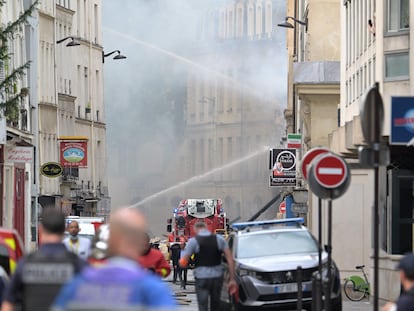 Algunos equipos de emergencia franceses trabajan en el incendio que tuvo lugar en el distrito V este miércoles en el centro de París.