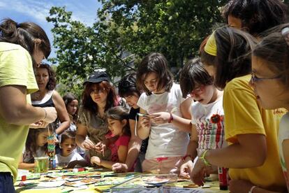 Niños en uno de los talleres de la Trobada de València.