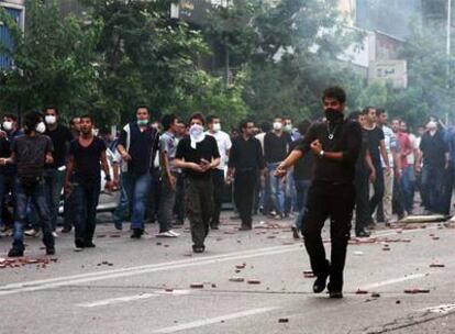 Partidarios de Musaví se enfrentan a la policía.