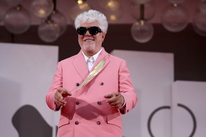 El director Pedro Almodóvar posa en la alfombra roja del festival de Venecia, este lunes.