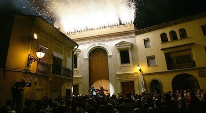 Espect&aacute;culo de inauguraci&oacute;n a las puertas del teatro El Musical, en el barrio de El Cabanyal de Valencia, en 2004. 