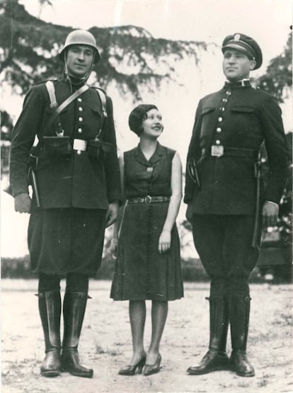 Josefina Carabias, en la presentación del nuevo cuerpo de seguridad de la República en julio de 1932.