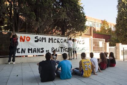 Alumnos del IES Francesc Macià de Cornellà ultiman las pancartas de protesta.