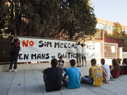 Alumnos del IES Francesc Macià de Cornellà ultiman las pancartas de protesta.