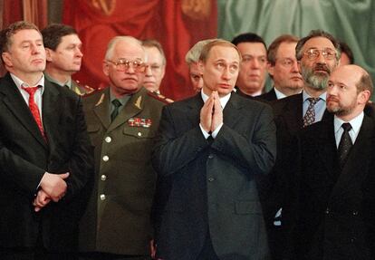 El presidente en funciones de Rusia, Vladímir Putin (2d), hace un gesto durante una ceremonia religiosa de Navidad en la catedral Cristo Salvador en Moscú, el 8 de enero de 2000.