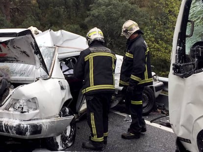 Los bomberos inspeccionan el vehículo Mercedes siniestrado en Navas del Rey.