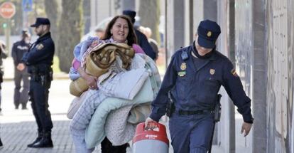 La policía ayuda a los vecinos desalojados de la corrala Utopía.