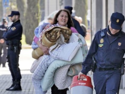 La polic&iacute;a ayuda a los vecinos desalojados de la corrala Utop&iacute;a.