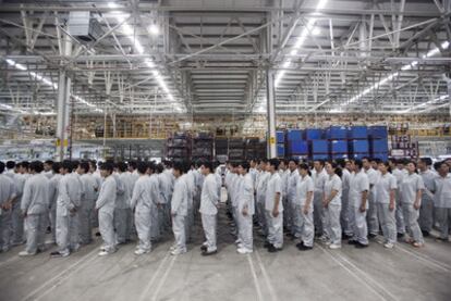 Trabajadores de Nissan, durante la inaguración de una fábrica en Zhengzhou (China).
