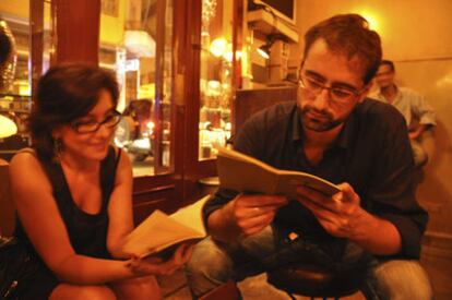 Lectura en el interior del bar Dragonfly de Beirut (Líbano).