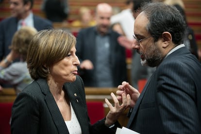 Carme Forcadell, presidenta del Parlament, conversa amb Antonio Baños, líder de la CUP, abans de l'inici del segon debat d'investidura.