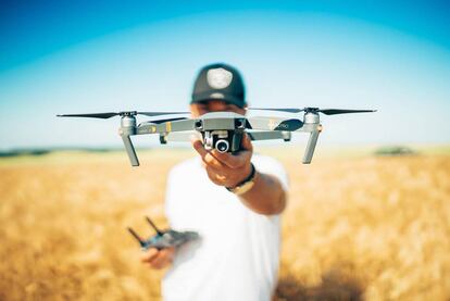 Un piloto de drones posa con su dispositivo.