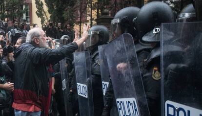 Un hombre pide calma a la policía el 1-0