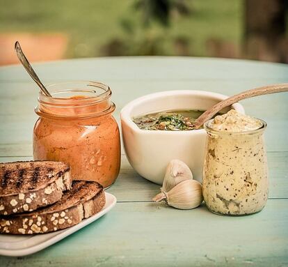 </p> <p><em>Ingredientes.</em> 2 tomates a la parrilla, ½ diente de ajo, 75 gramos de avellana tostada pelada, ¼ de vaso de aceite, 1 rebanadita de pan tostado, 2 cucharadas de vinagre, pimentón (picante o no), sal y pimienta. </p> <p><em>Preparación.</em> 1. Picar las avellanas en un mortero con el ajo, el pan tostado, sal y pimenta. 2. Añadir la carne del tomate, seguir machacando y agregar el aceite y el vinagre hasta conseguir una salsa más o menos fina. También se puede procesar con una batidora o robot de cocina. </p> <p><em>Ingredientes</em> 8 dientes de ajo cortados por la mitad a lo largo, ½ vaso de aceite de oliva, el zumo y la ralladura de la piel de ½ limón, 2 cucharadas de perejil picado, sal y pimienta. </p> <p><em>Preparación</em> 1. Confitar a fuego muy lento –sin que borbotee– los ajos en el aceite. 2. Dejar enfriar, chafar los ajos con un tenedor (o en un mortero) y añadir el zumo y la ralladura de limón, el perejil, sal y pimenta. </p> <p><em>Ingredientes.</em> 120 gramos de mantequilla en pomada, 1 cucharada de mostaza antigua, ¼ de cucharadita de cominos enteros, sal y pimienta.</p> <p><em>Preparación.</em> 1. Tostar los cominos en una sartén a fuego medio y majarlos en un mortero. 2. Mezclar bien con el resto de los ingredientes hasta integrarlos.