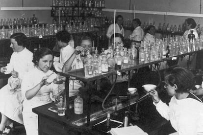 Varias alumnas de la Residencia de Señoritas, en el Laboratorio Foster, hacia 1930.