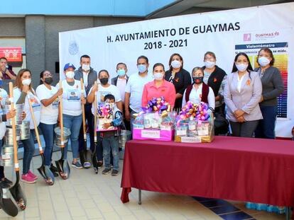 Miembros del colectivo Guerreras Buscadoras reciben palas del Ayuntamiento de Guaymas, en Sonora, este miércoles.