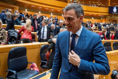 El presidente del Gobierno, Pedro Sánchez, durante la votación en el pleno del Congreso, reunido excepcionalmente en el Senado, el pasado 10 de enero, en el que se votó la convalidación de tres decretos del Gobierno.