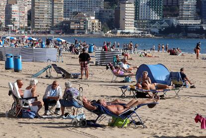 Turistas toman el sol, ayer, en la playa de Levante de Benidorm.