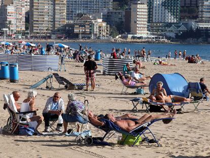 Turistas toman el sol, ayer, en la playa de Levante de Benidorm.