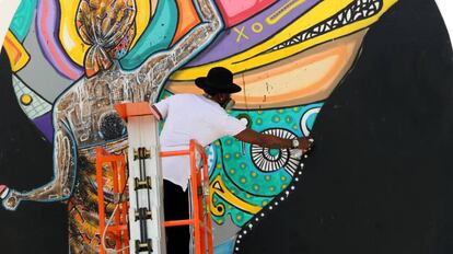 El artista Médéric Turay mientras pinta una de sus obras.