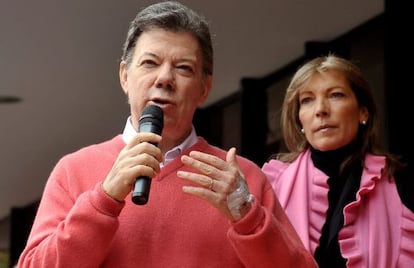 El presidente Santos y su esposa, el sábado en Bogotá tras ser dado de alta.