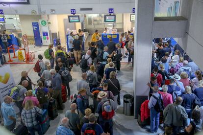Colas de viajeros frente a los mostradores de Thomas Cook en el aeropuerto de Heraklion, en la isla de Creta (Grecia).