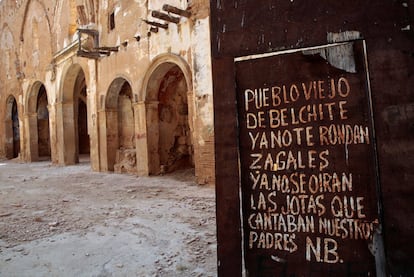 Graffiti en la entrada de la iglesia de San Martin que dice: "Pueblo viejo de Belchite, ya no te rondan zagales. Ya no se oirán las jotas que cantaban nuestros padres".